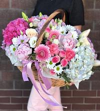Композиция солнечный день в Северном Республики Коми Цветочная композиция из Розы, Хризантемы, Пионы и Лизиантусы в корзине в Северном Республики Коми