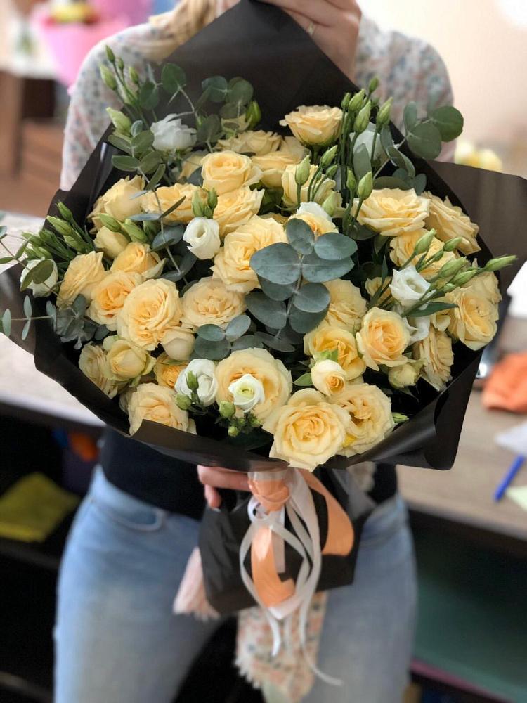 Букет цветов из: Розы и Лизиантусы в Северном Республики Коми