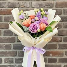 Букет цветов из:  Лизиантусы и Розы в Северном Республики Коми